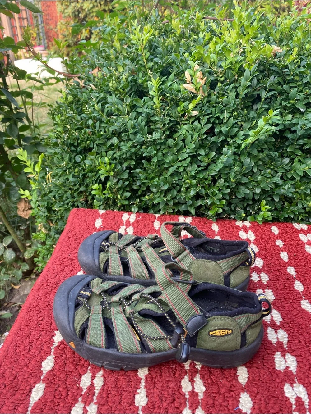 Keen Newport Youth Boy’s Olive Green and Black Closed-Toe Sandals Size 3